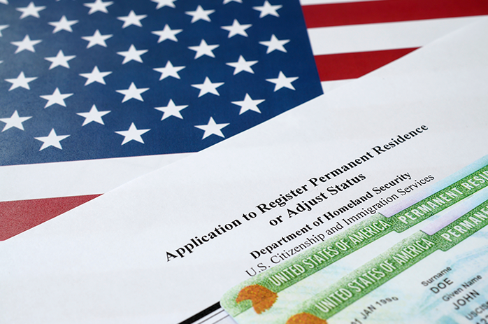 EUA impõem nova regra para green card: imigrantes terão de voltar ao país de origem para solicitar residência permanente